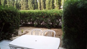 Outdoor dining - Studio of 27 m² + 70 m² of garden 100 m from the beaches (Cavalaire-sur-Mer)