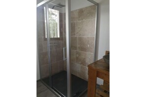 Dusche, Haartrockner, Toilettenpapier