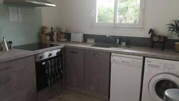 Køleskab, mikrobølgeovn, ovn, kogeplade