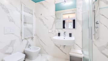 Asciugacapelli, bidet, asciugamani