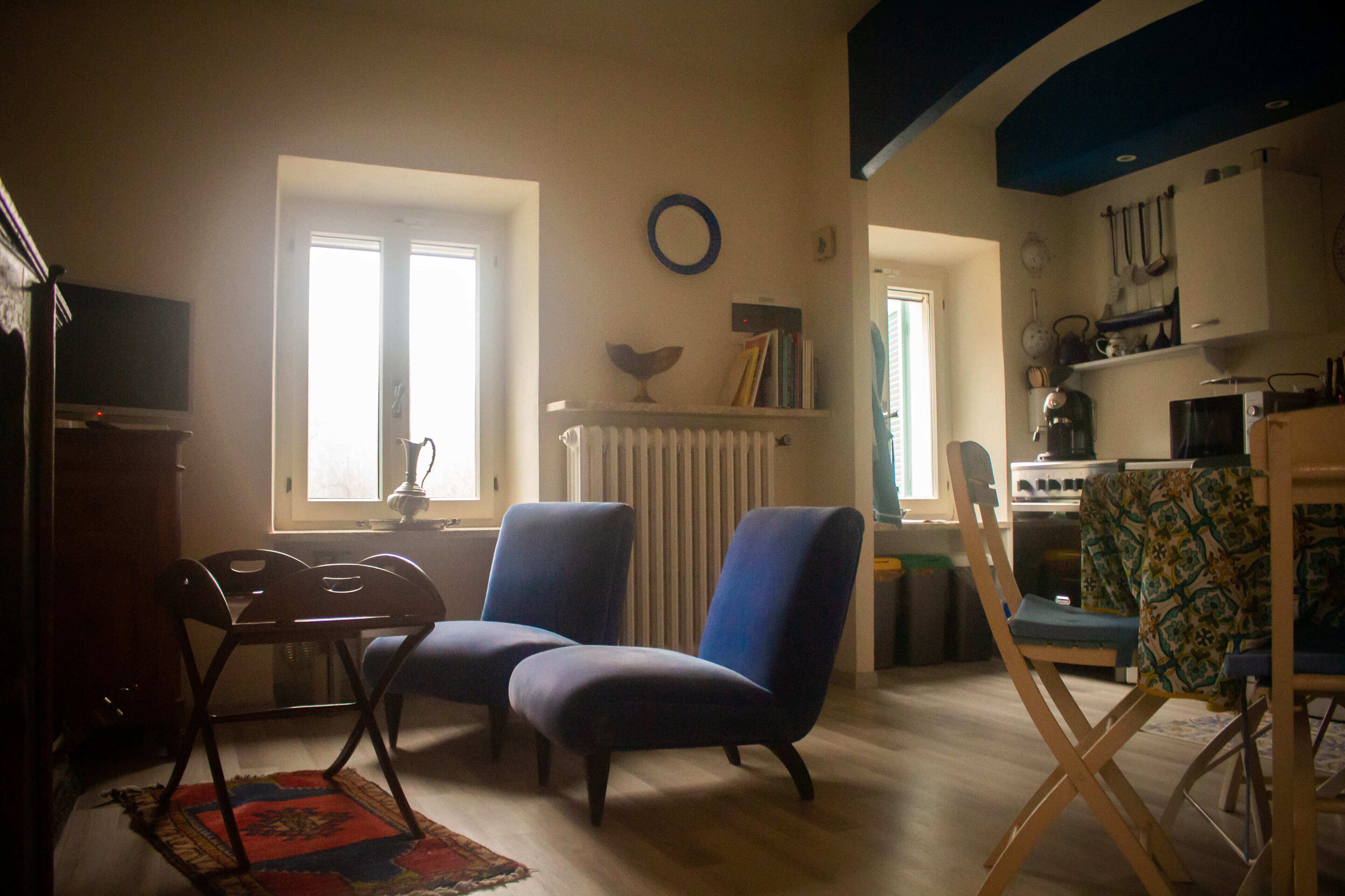 TV connectée, cheminée, livres