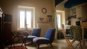 TV connectée, cheminée, livres