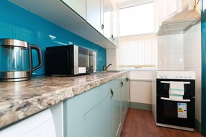 House, Ensuite | Shared kitchen - St Johns House (Leeds)