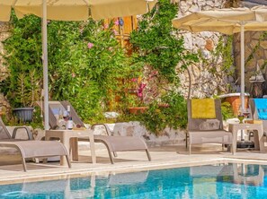 Una piscina al aire libre, una piscina climatizada