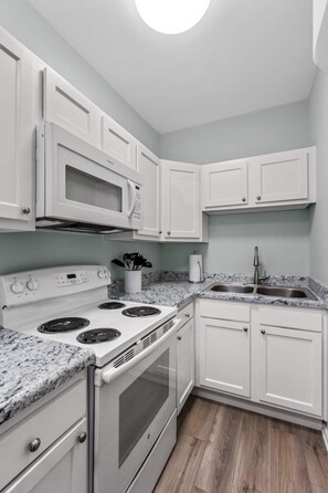 Fridge, oven, stovetop, coffee/tea maker - This apartment is a 1 bedroom(s), 1 bathrooms, located in Lexington, KY. (Lexington)