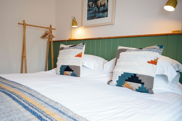 Apartment (Squirrel Away 1 Bed Apartment) | Individually decorated, individually furnished, soundproofing