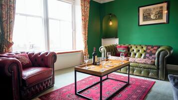 Apartment, 2 Bedrooms (Squirrel Away 2 Bed Apartment) | Living area | 32-inch TV with digital channels