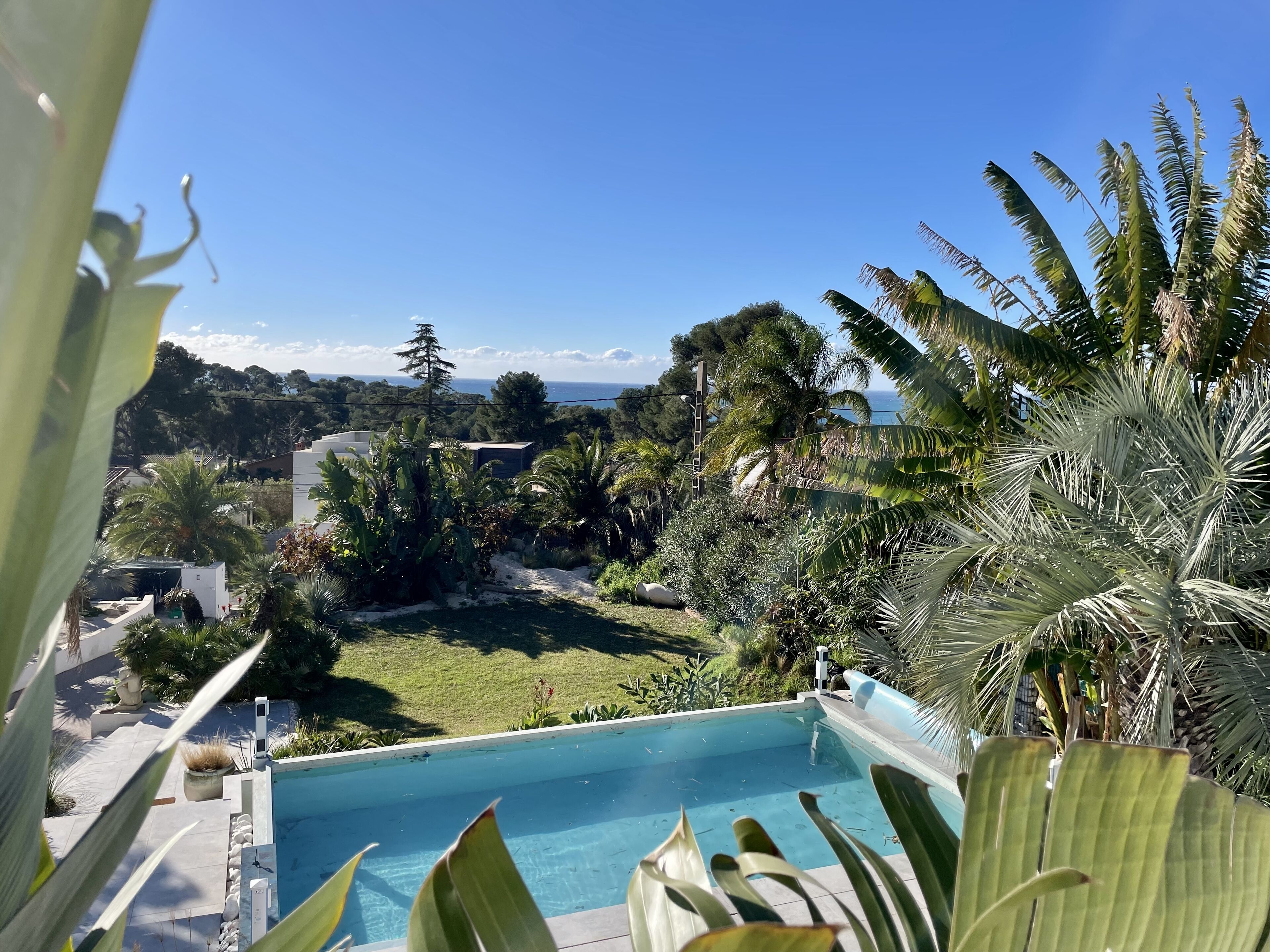 Een buitenzwembad en een verwarmd zwembad