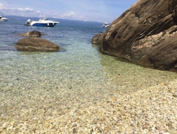 Plage à proximité, chaises longues