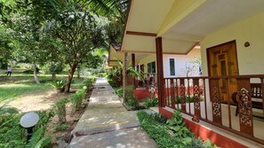 Comfort-Dreibettzimmer, 1 Schlafzimmer, Gartenblick | Kostenloses WLAN, Bettwäsche