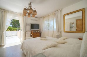 9 bedrooms, in-room safe, desk, iron/ironing board