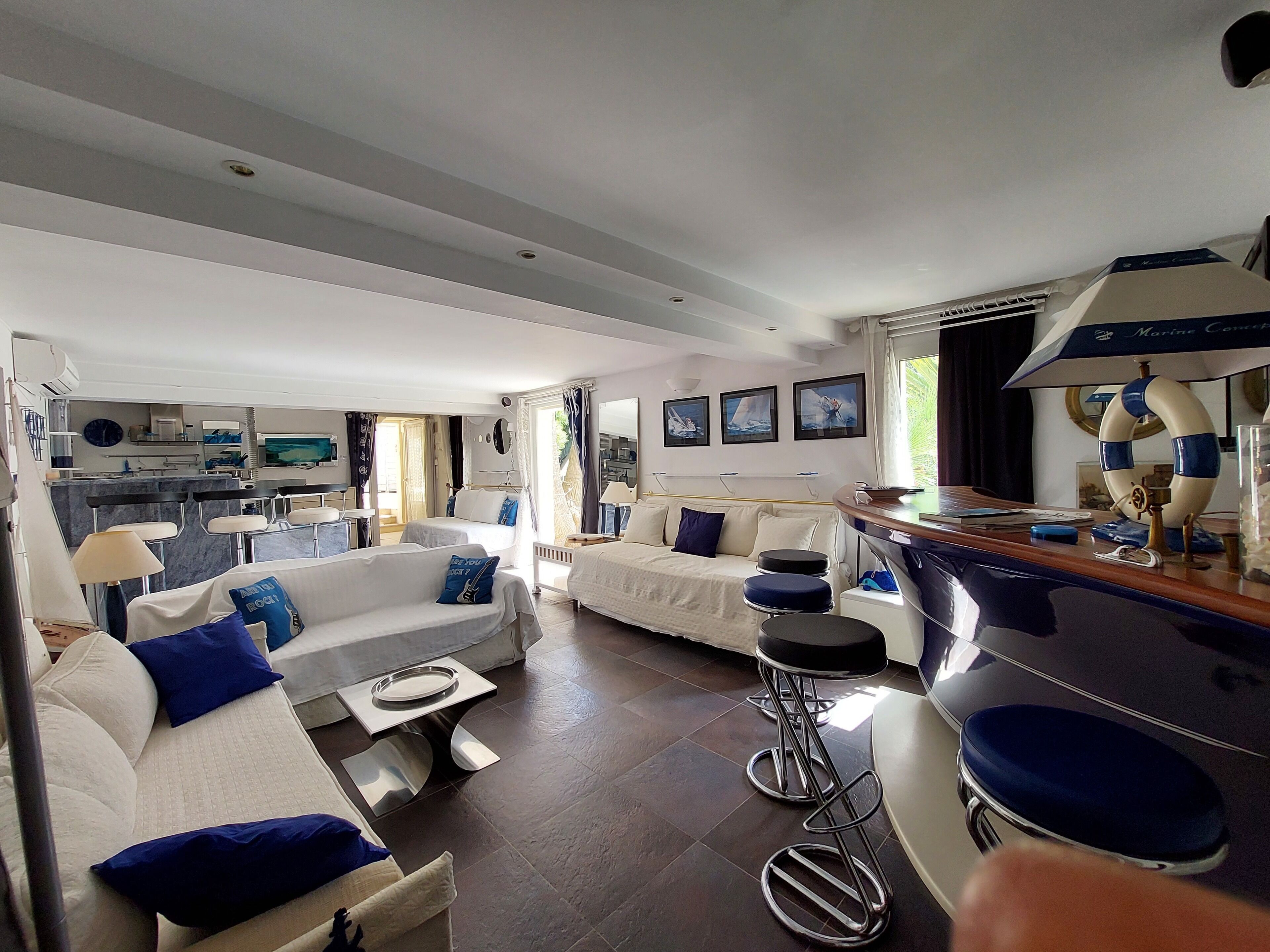 Televisie, een dvd-speler, een tafeltennistafel en boeken