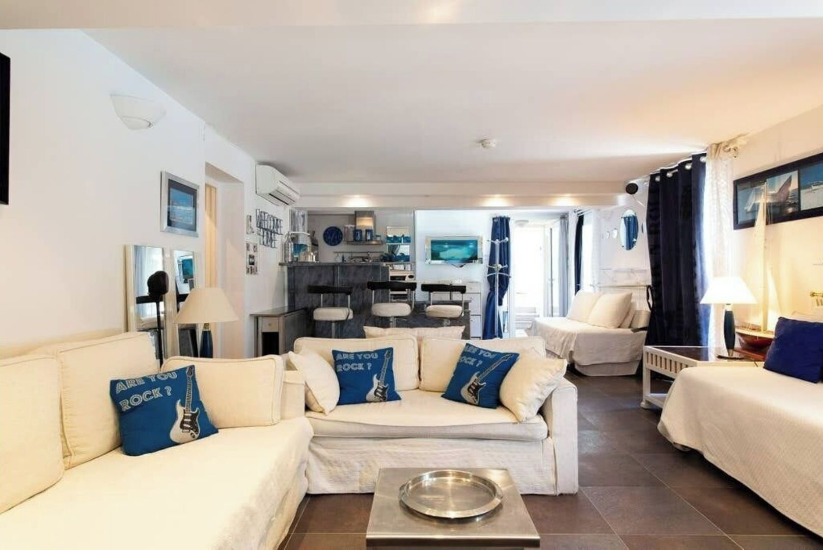 Télévision, lecteur de DVD, table de tennis de table, livres