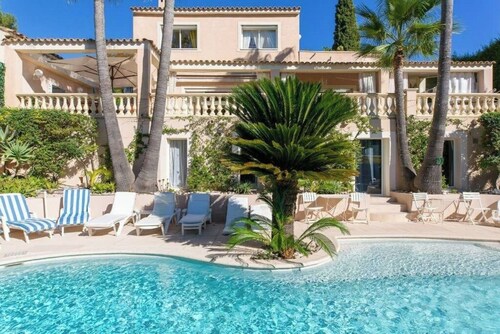 15 min. walk from beaches VILLA PISCINE SPA HAMMAN SAUNA MINI GOLF 16/20 pers. 