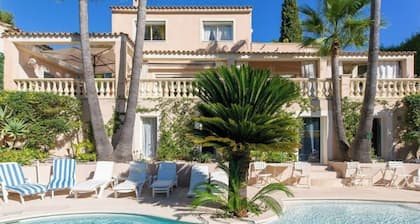 15 min. walk from beaches VILLA PISCINE SPA HAMMAN SAUNA MINI GOLF 16/20 pers.