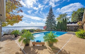 Outdoor pool - Bays Ridge (Quinte West)