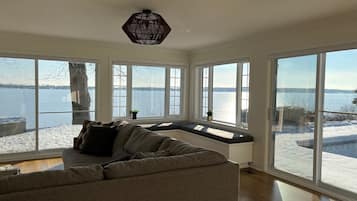 Deluxe House, Ensuite, Pool View (Bays Ridge) | Lounge