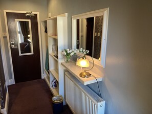 Habitación individual Confort | Cortinas opacas, tabla de planchar con plancha, wifi gratis