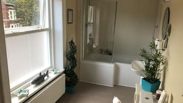 Superior Double Room | Bathroom | Hair dryer, towels, soap, shampoo