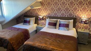 Camera Comfort con letto matrimoniale o 2 letti singoli | Tende oscuranti, ferro/asse da stiro, Wi-Fi gratuito