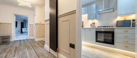 Frigorifero, microonde, forno, piano cottura