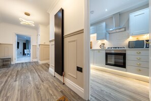 Fridge, microwave, oven, stovetop - Brand New London Luxury House - Sleeps 6 (London)