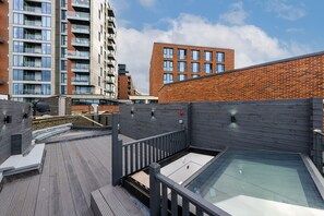 Outdoor spa tub - Brand New London Luxury House - Sleeps 6 (London)
