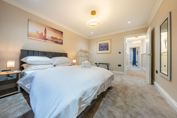 2 bedrooms, iron/ironing board, free WiFi, bed sheets - Brand New London Luxury House - Sleeps 6 (London)