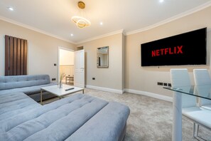 Smart TV - Brand New London Luxury House - Sleeps 6 (London)