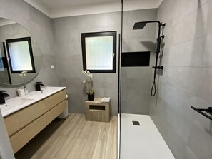 Douche, séchoir à cheveux, savon, shampooing