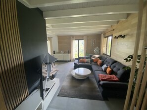 Smart TV, fireplace, DVD player, table tennis - contemporary house breathtaking view (Pont de montvert Sud-Mont-Lozere)