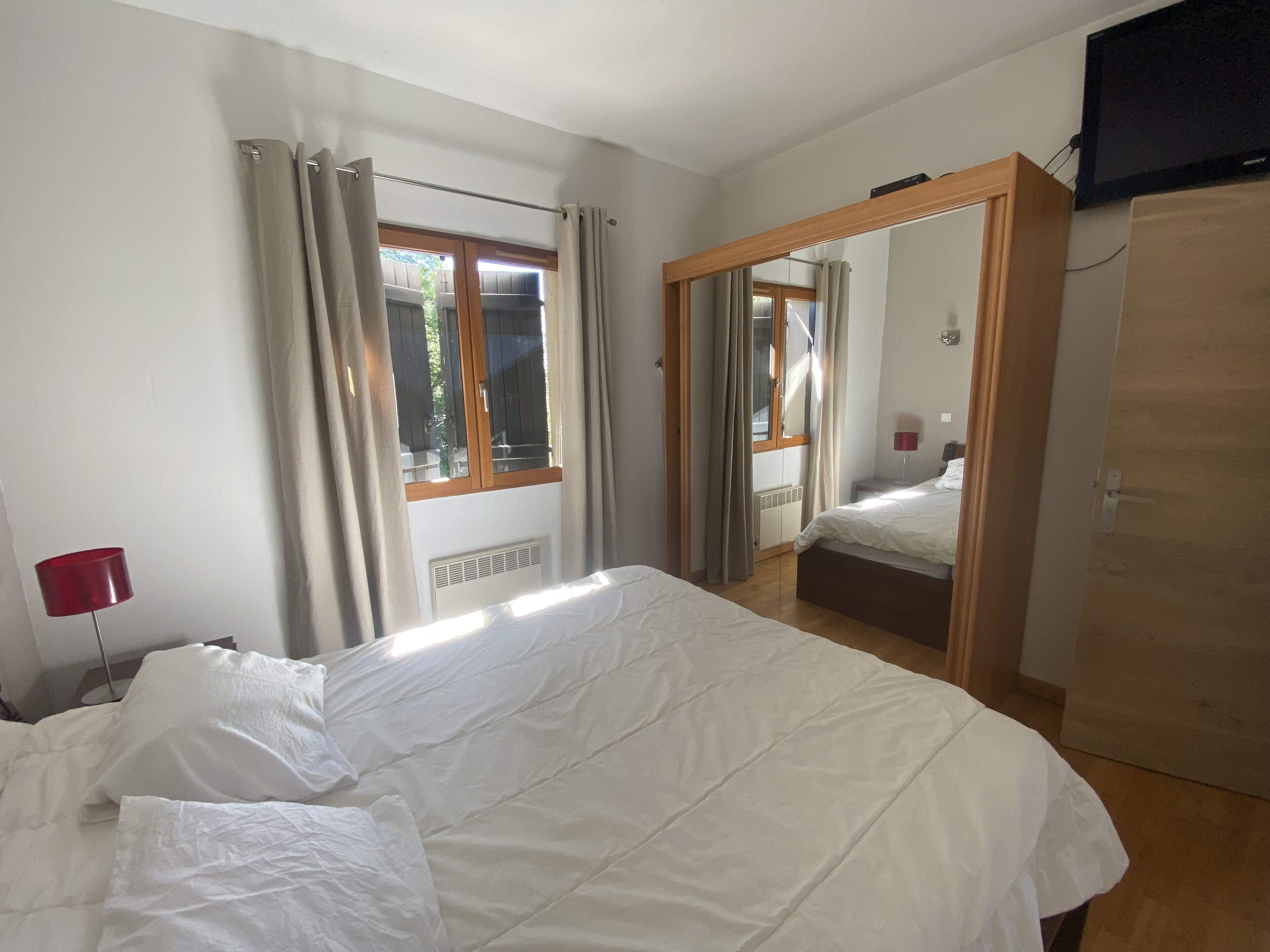 3 bedrooms, desk, iron/ironing board, travel crib