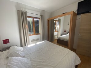 3 habitaciones, escritorio y tabla de planchar con plancha