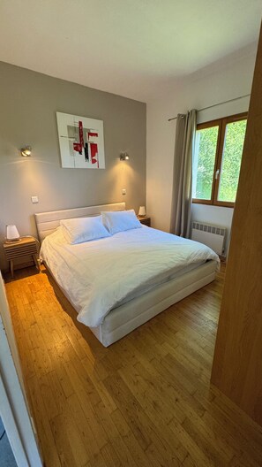 3 dormitorios, escritorio, tabla de planchar con plancha y cuna de viaje