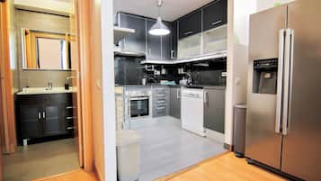 Een koelkast, een microgolfoven, een oven, een kookplaat