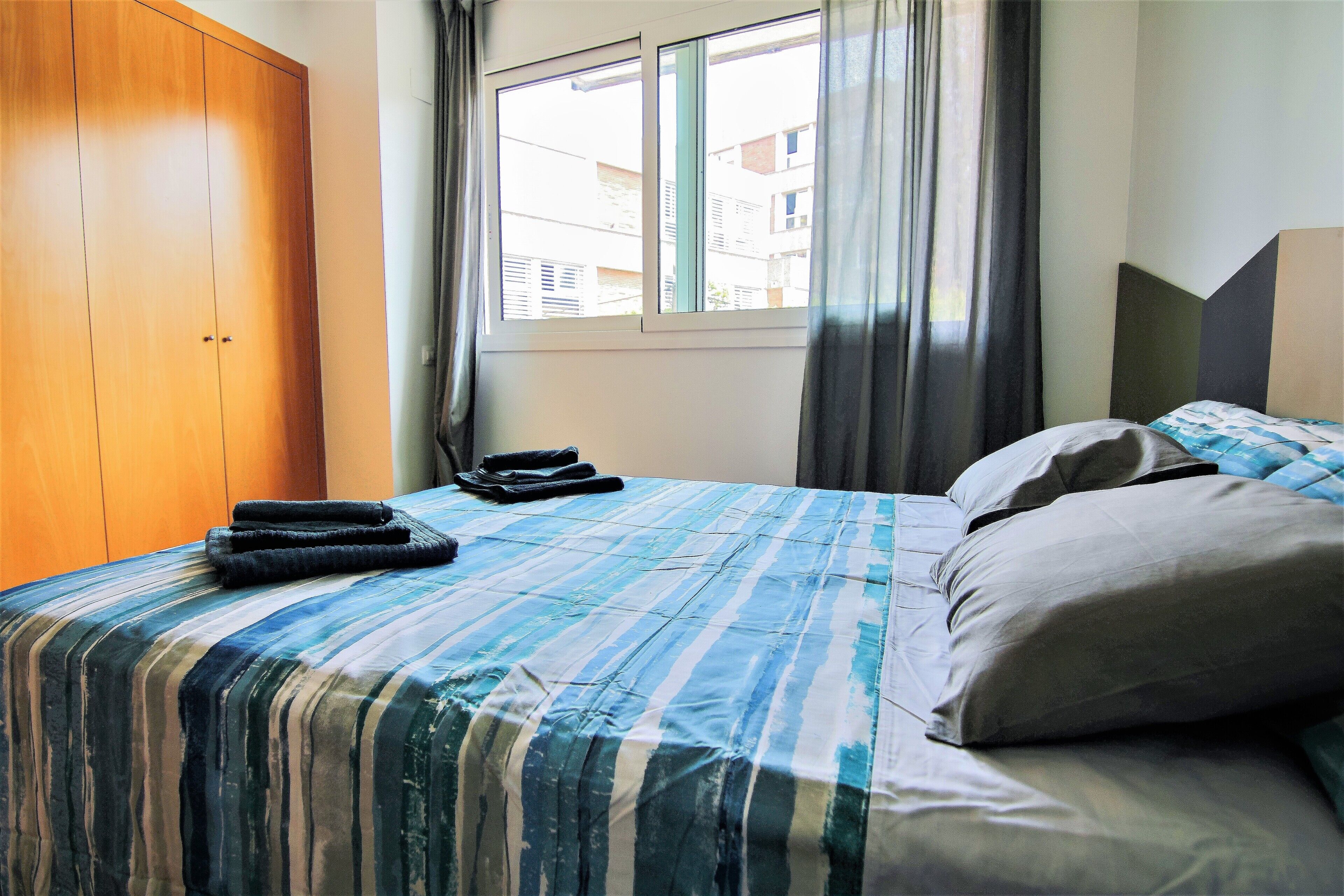 2 bedrooms, desk, WiFi, bed sheets