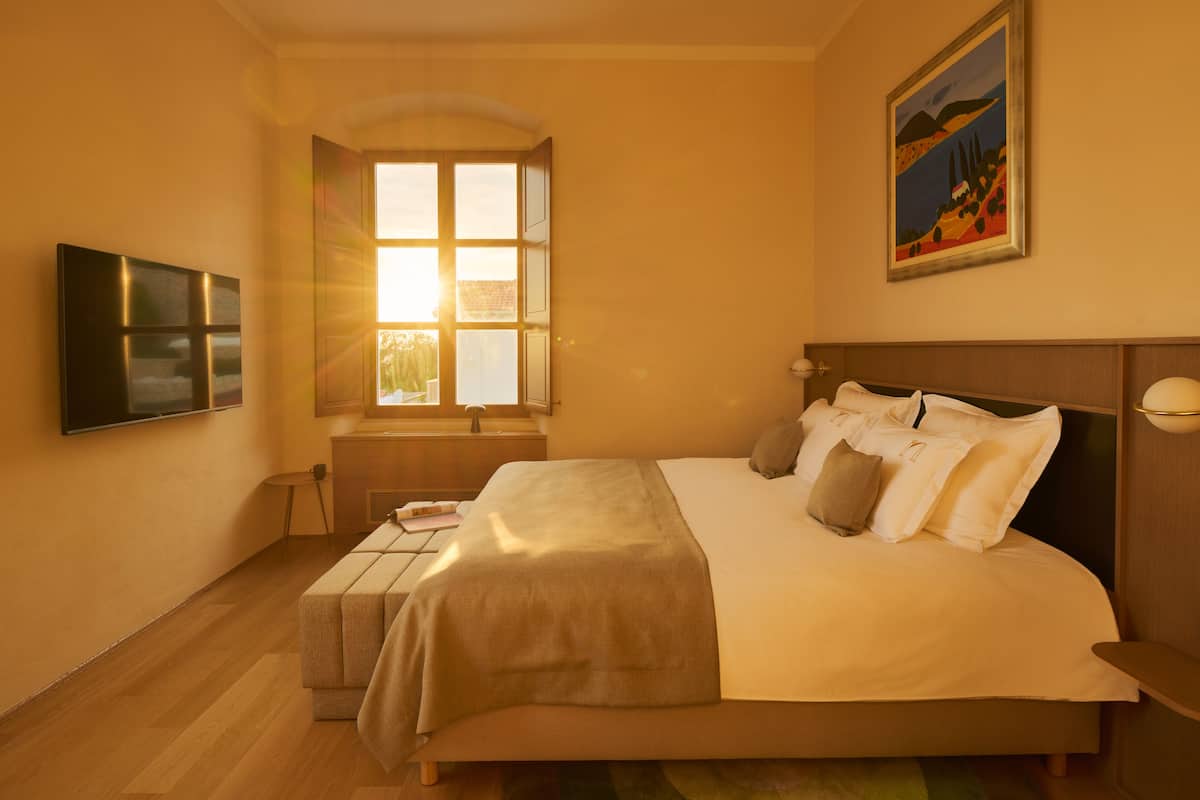 Premium kamer, 1 twee- of 2 eenpersoonsbedden | 1 slaapkamer, luxe beddengoed, een minibar, een kluis op de kamer