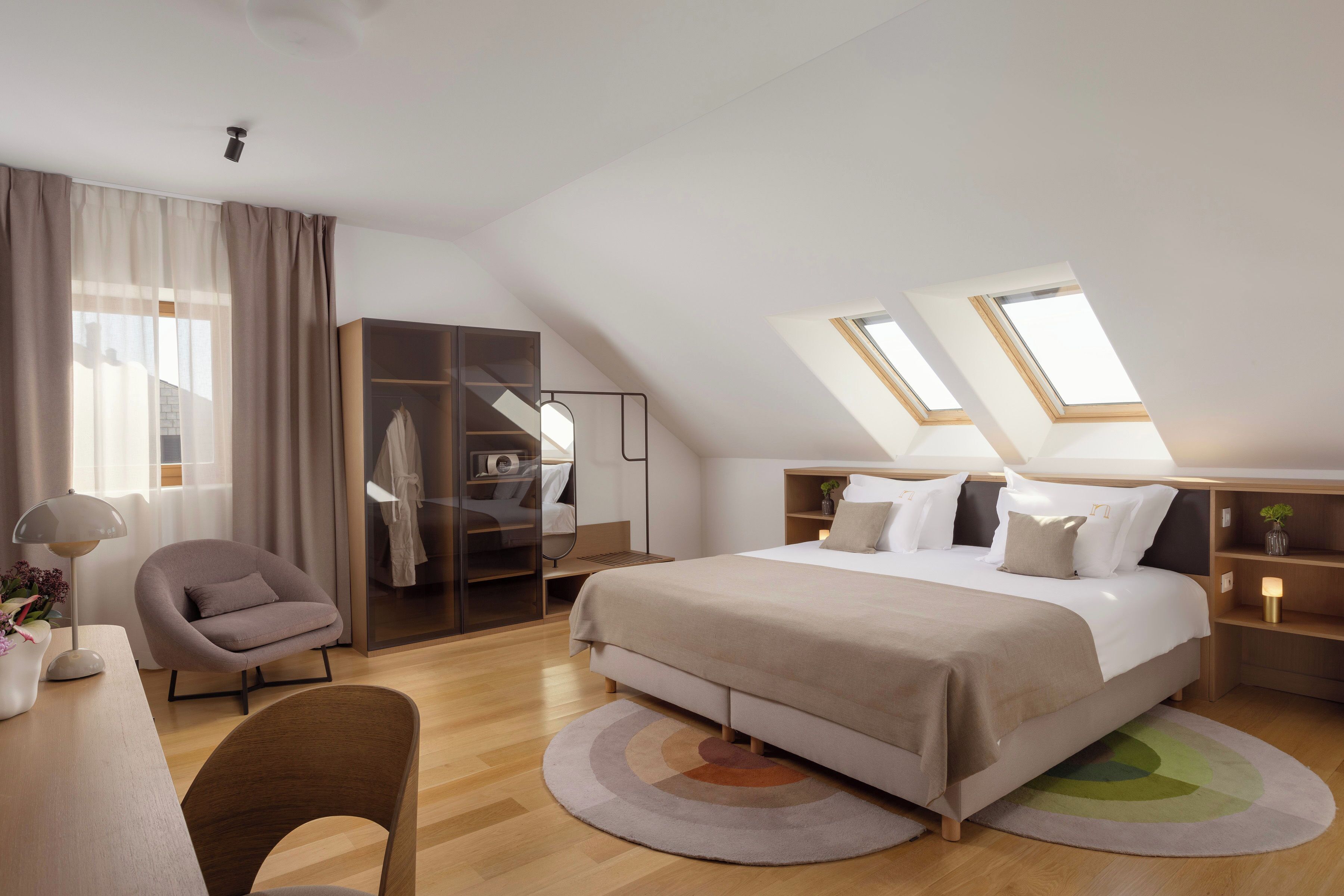 Habitación superior con 1 cama matrimonial o 2 individuales | Ropa de cama de alta calidad y minibar 