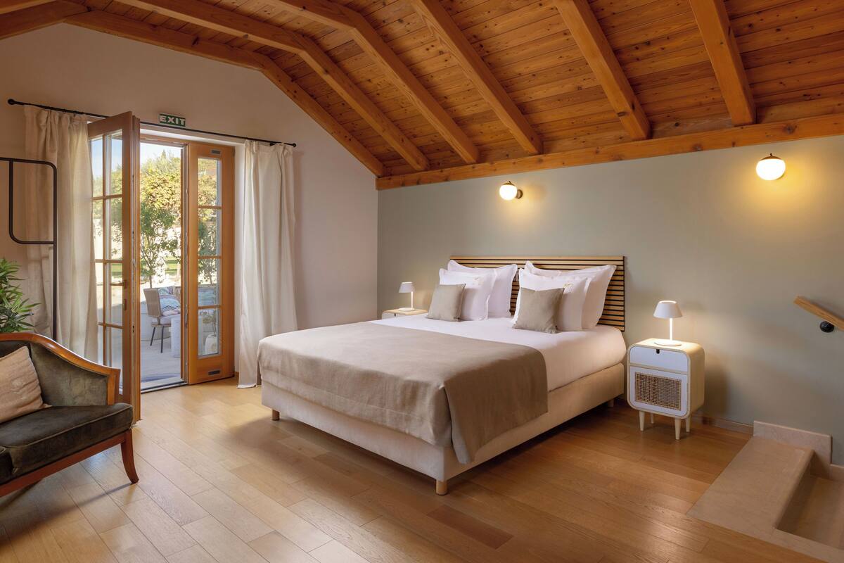 Quarto tradicional | Roupas de cama premium, frigobar, cofres nos quartos, cortinas blackout