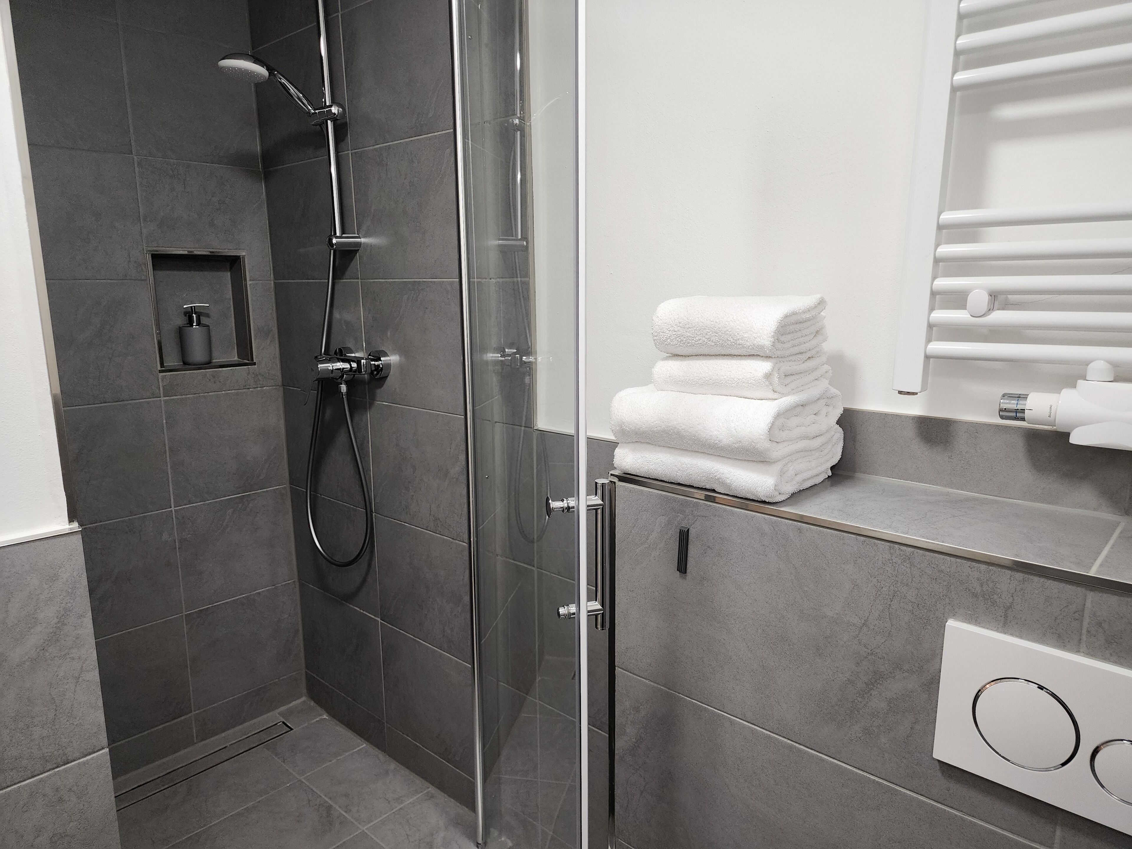 Quarto casal urbano de uso individual | Banheiro | Chuveiro, secador de cabelo, toalhas de banho, sabonete