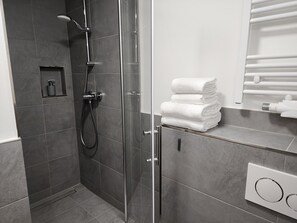 City Double Room Single Use | Bathroom | Shower, hair dryer, towels, soap - Davin City Apartments (Hamburg)