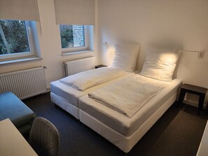 City Double or Twin Room (22) | Down comforters, desk, travel crib, free WiFi - Davin City Apartments (Hamburg)