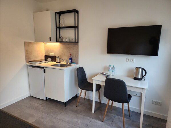 City-Doppelzimmer (23) | Eigene Küche | Mini-Kühlschrank, Mikrowelle, Wasserkocher mit Kaffee-/Teezubehör