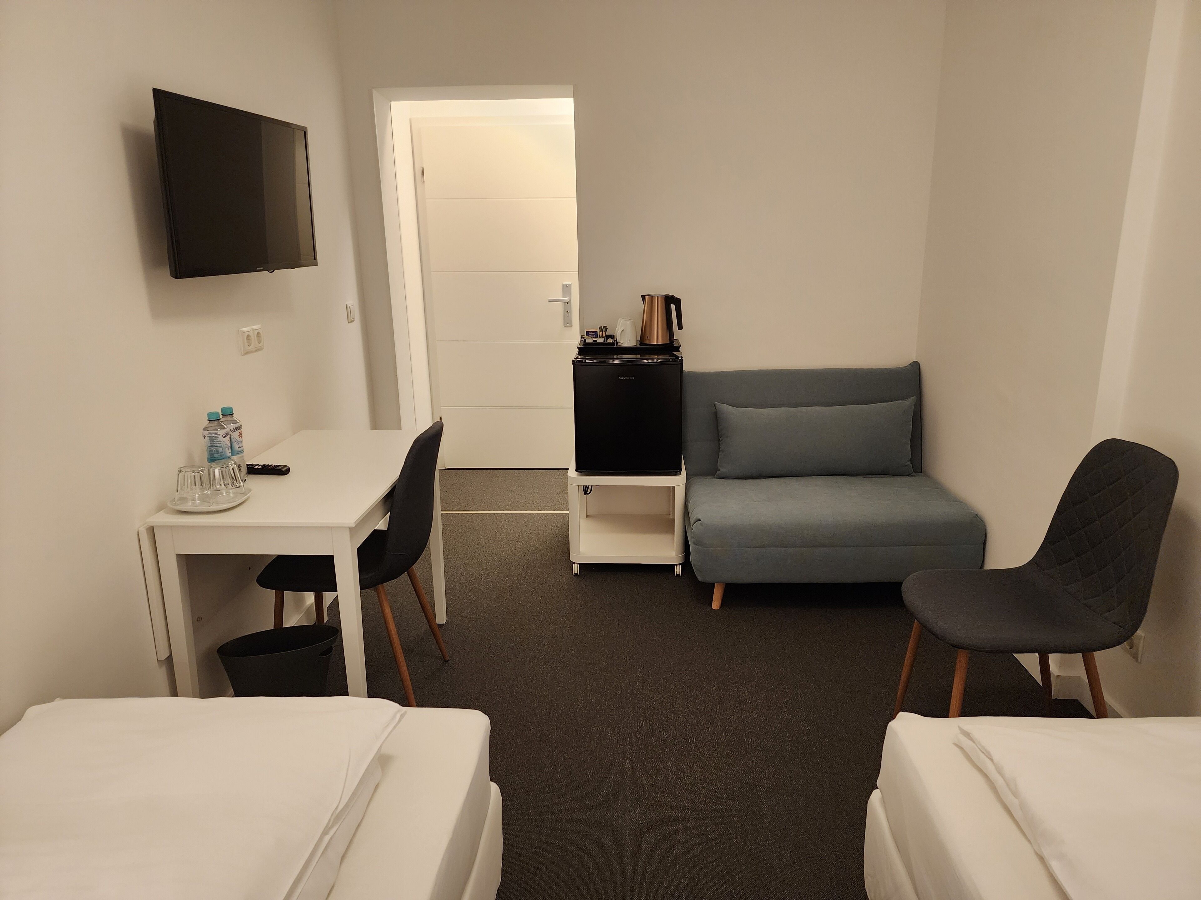 Down duvets, desk, travel cot, free WiFi