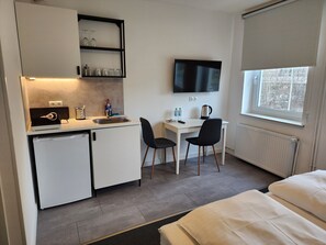 City Double Room (23) | Private kitchen | Mini-fridge, microwave, coffee/tea maker, dining tables - Davin City Apartments (Hamburg)