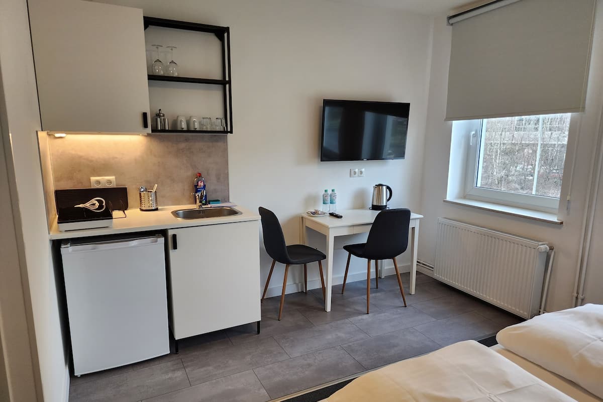 Down duvets, desk, travel cot, free WiFi