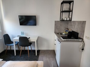 City-Doppel- oder -Zweibettzimmer (32) | Daunenbettdecken, Schreibtisch, Reisekinderbett, kostenloses WLAN