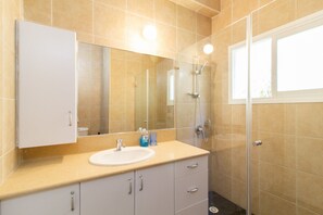 Dusche, Haartrockner, Handtücher