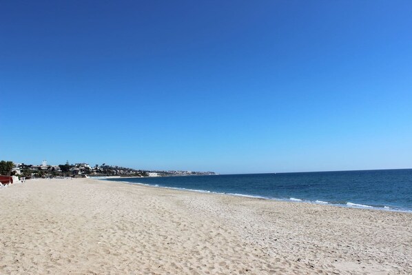 Una spiaggia nelle vicinanze