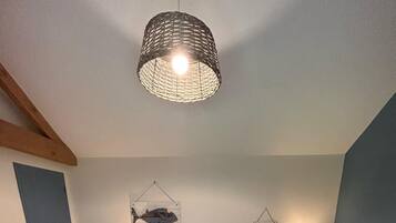 5 chambres, bureau, fer et planche Ă  repasser, lit parapluie